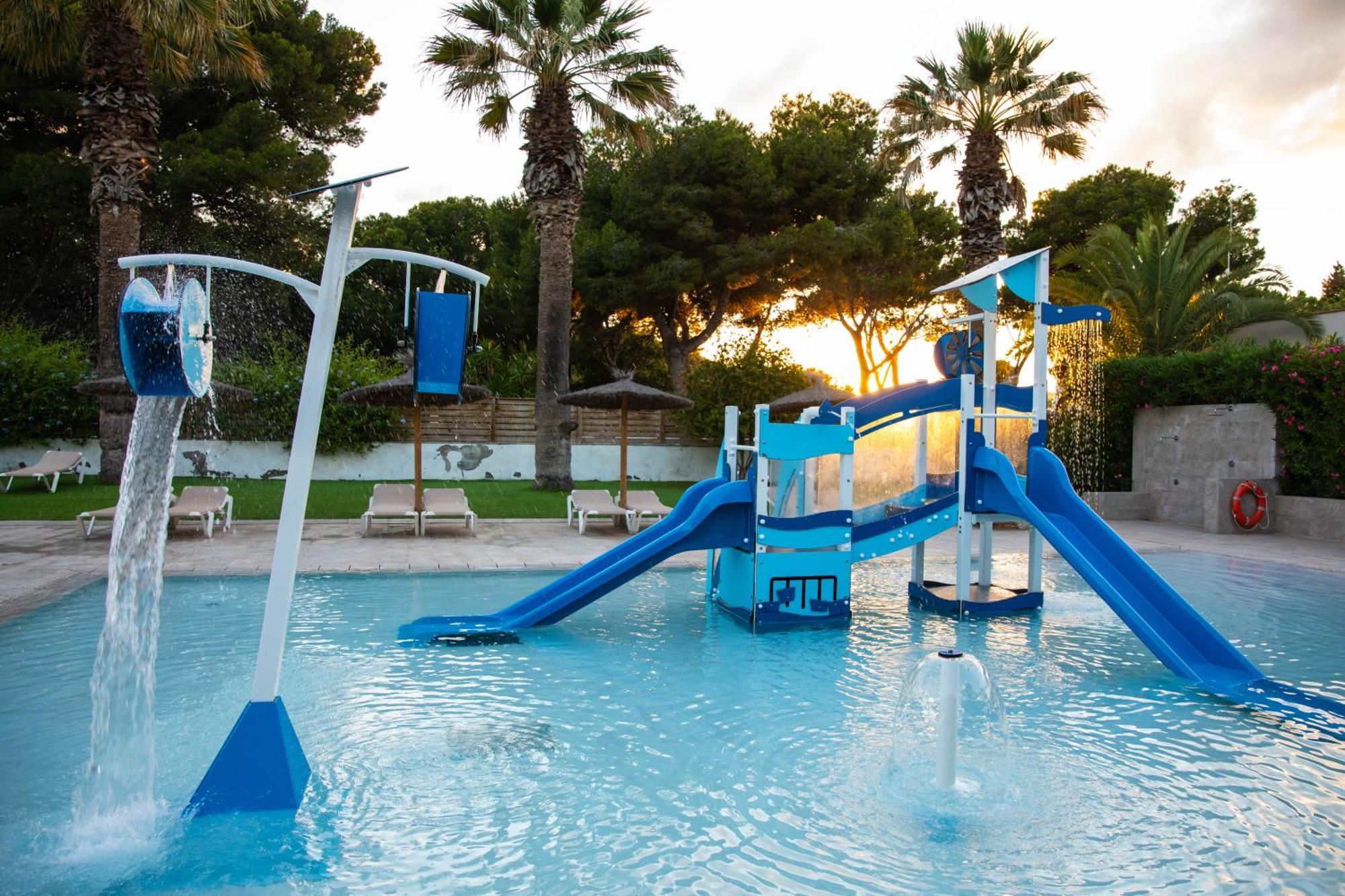 Holacamp Sitges Fun Hotel ภายนอก รูปภาพ